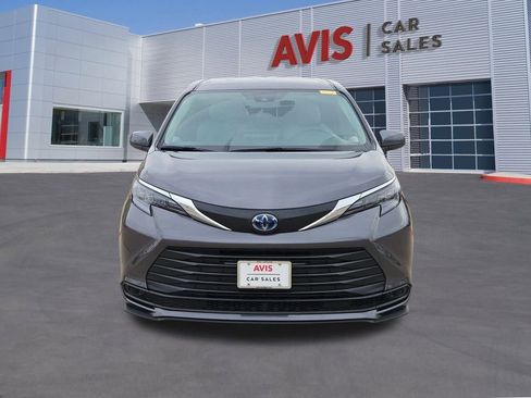 Used 2025 Toyota Sienna LE image 10