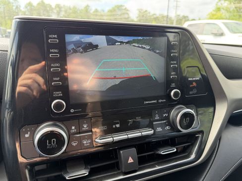Used 2021 Toyota Highlander XLE image 12