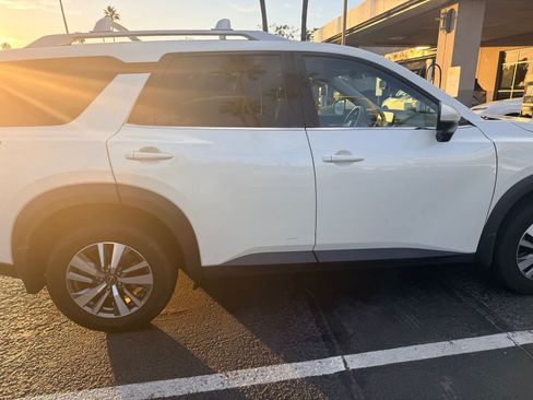 Used 2022 Nissan Pathfinder SL w/ Lighting Package (N92) FWD image 9