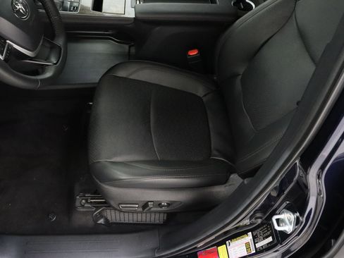Used 2025 Toyota Sienna Platinum AWD/4WD image 15