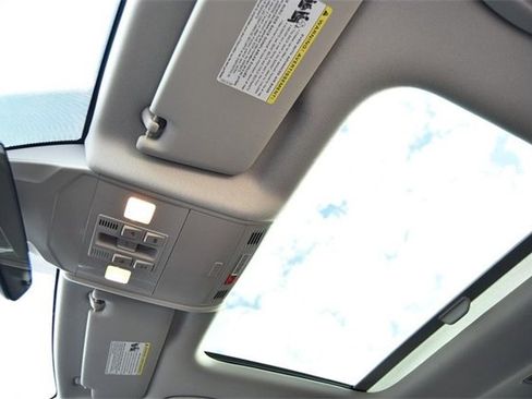 Certified 2024 Volkswagen Jetta SE w/ Panoramic Sunroof Package image 22