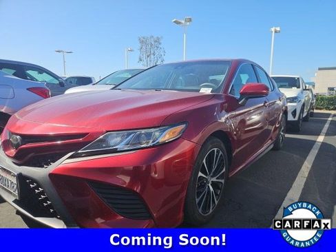 Used 2018 Toyota Camry SE image 1