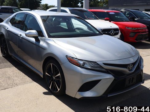 Used 2019 Toyota Camry XSE image 2