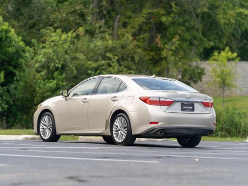 Used 2013 Lexus ES 350 w/ Luxury Pkg FWD image 3