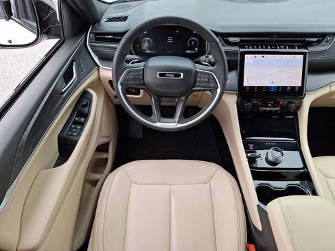 Used 2023 Jeep Grand Cherokee Limited w/ Black Appearance Package image 12