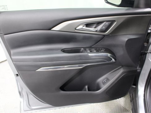 Used 2025 Chevrolet Traverse LT w/ Driver Confidence Package FWD image 6