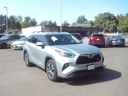 Used 2022 Toyota Highlander XLE AWD/4WD image 7