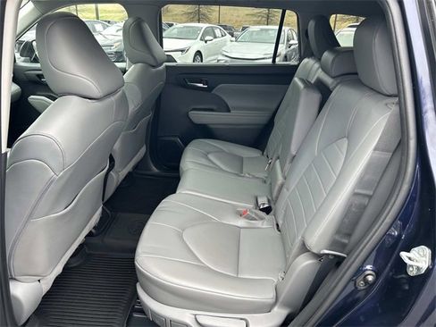 Used 2021 Toyota Highlander XLE image 19