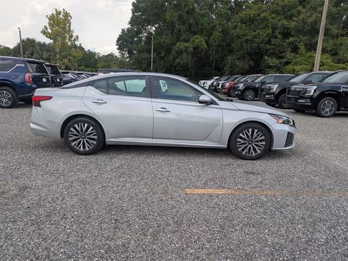 Used 2023 Nissan Altima 2.5 SV image 2