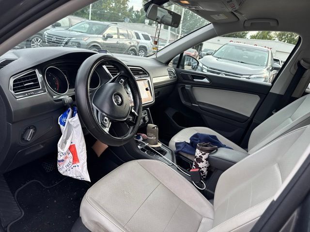 Used 2018 Volkswagen Tiguan SE w/ 18" Alloy Wheels Package FWD image 14
