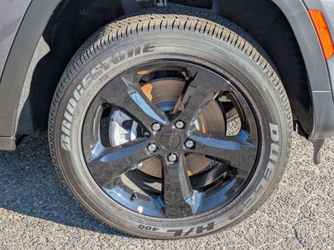 New 2025 Jeep Grand Cherokee L Altitude image 11