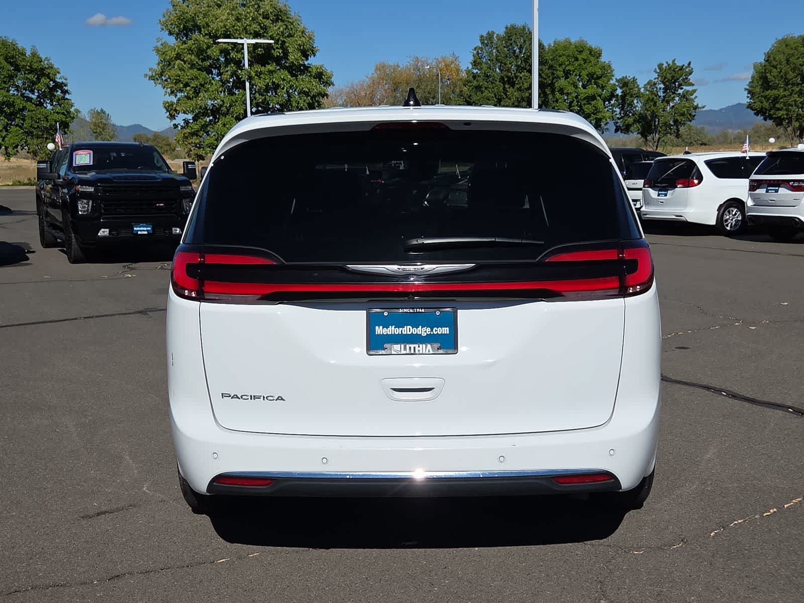 Certified 2025 Chrysler Pacifica Select FWD image 13