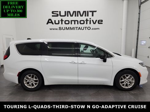 Used 2024 Chrysler Pacifica Touring-L image 1