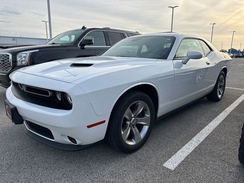 Used 2019 Dodge Challenger SXT image 1
