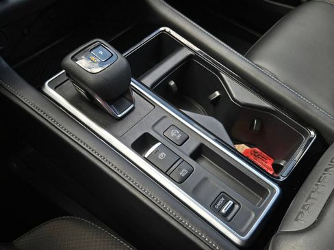 Used 2025 Nissan Pathfinder SL FWD image 17