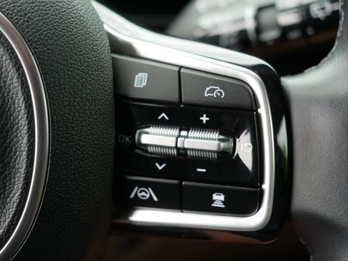 Used 2025 Kia Carnival FWD image 29