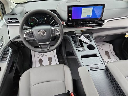 New 2026 Toyota Sienna XLE image 9