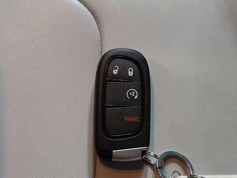 Used 2021 Jeep Cherokee Latitude Plus image 32