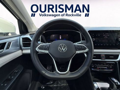 Used 2025 Volkswagen Taos SE w/ Panoramic Sunroof Package FWD image 14