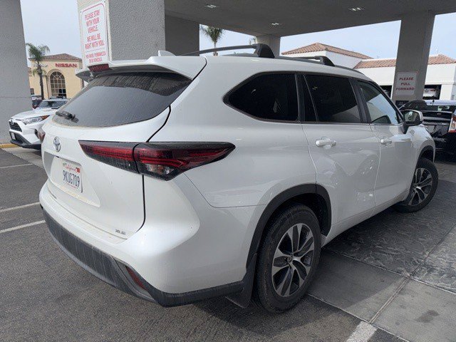Used 2024 Toyota Highlander XLE FWD image 3