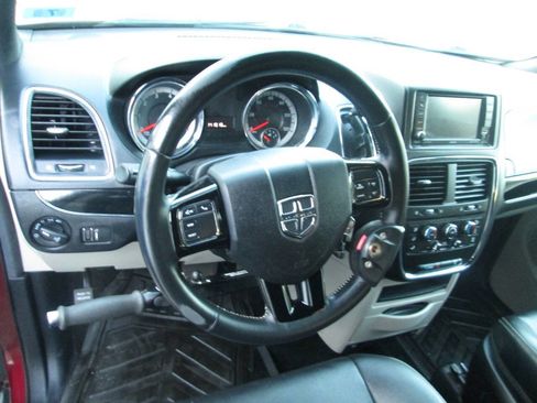 Used 2018 Dodge Grand Caravan SXT FWD image 15