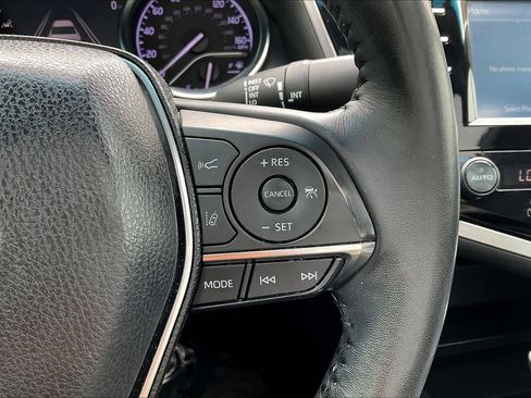 Used 2018 Toyota Camry XLE FWD image 12