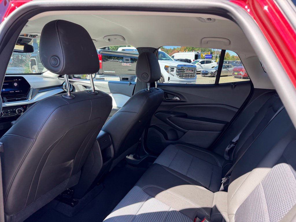 Certified 2025 Chevrolet Trax LT FWD image 12