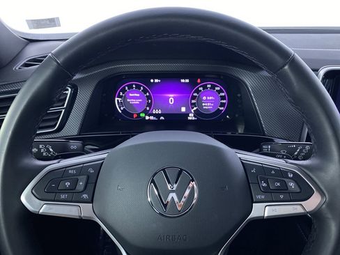 Used 2025 Volkswagen Atlas Cross Sport SEL R-Line image 3