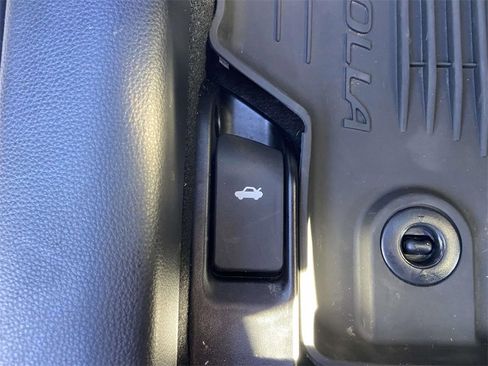 Used 2025 Toyota Corolla LE image 28