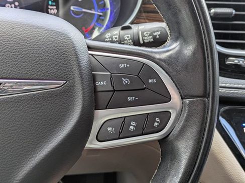 Used 2022 Chrysler Pacifica Limited w/ Uconnect Theater Family Group FWD image 32