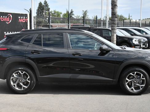 Used 2025 Chevrolet Trax LT FWD image 9