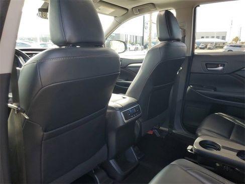 Used 2018 Toyota Highlander XLE image 10