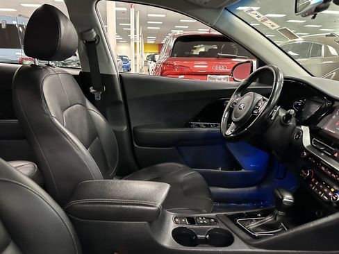 Used 2020 Kia Niro EX Premium image 32