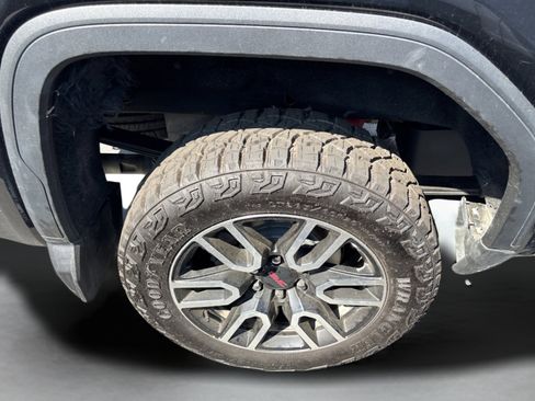Used 2024 GMC Sierra 1500 AT4 w/ Technology Package AWD/4WD image 30