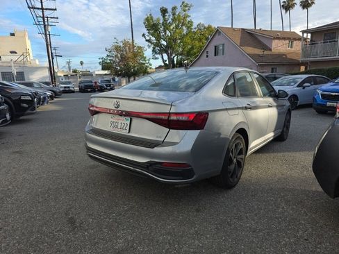 Used 2025 Volkswagen Jetta SE FWD image 2