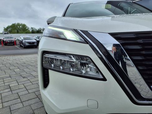 Used 2023 Nissan Rogue SV image 11