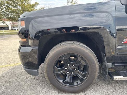 Used 2018 Chevrolet Silverado 1500 LT w/ Midnight Edition image 18