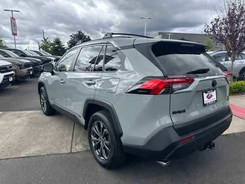 Used 2022 Toyota RAV4 XLE Premium AWD/4WD image 3