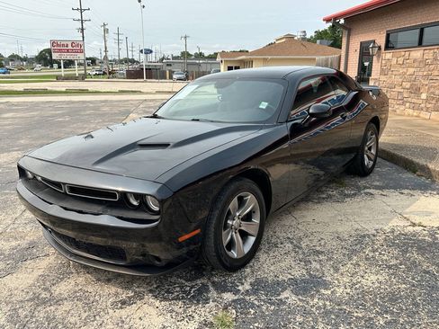 Used 2019 Dodge Challenger SXT RWD image 5