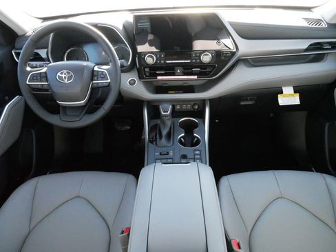 Certified 2026 Toyota Highlander XLE image 10
