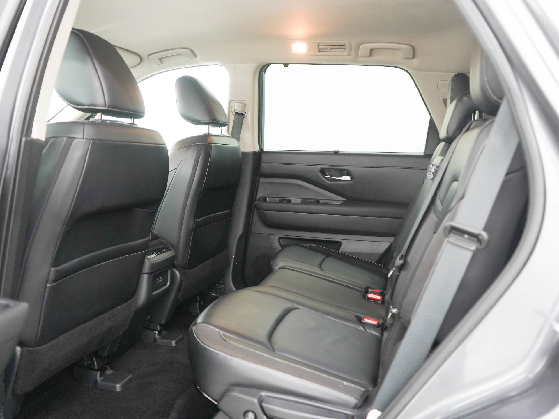 Used 2024 Nissan Pathfinder SL AWD/4WD image 19