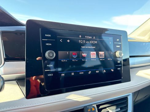 Used 2025 Volkswagen Taos SE image 12