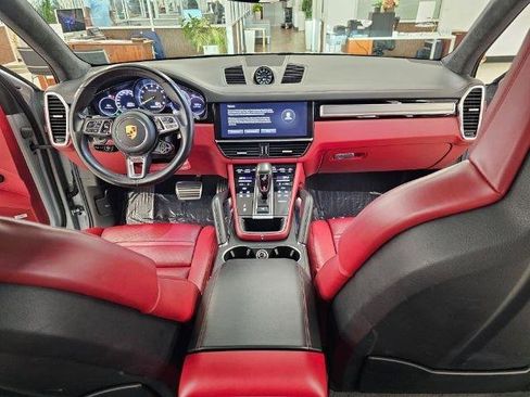 Used 2022 Porsche Cayenne Turbo S image 9