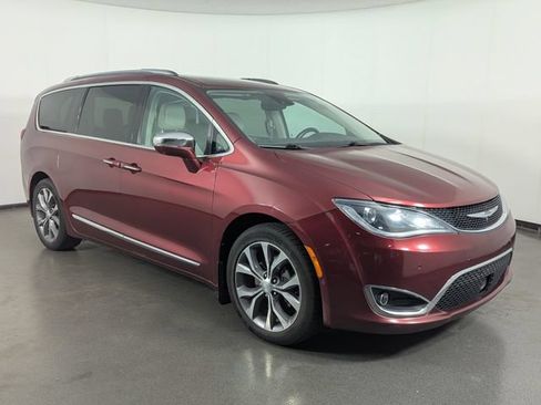 Used 2017 Chrysler Pacifica Limited FWD image 2