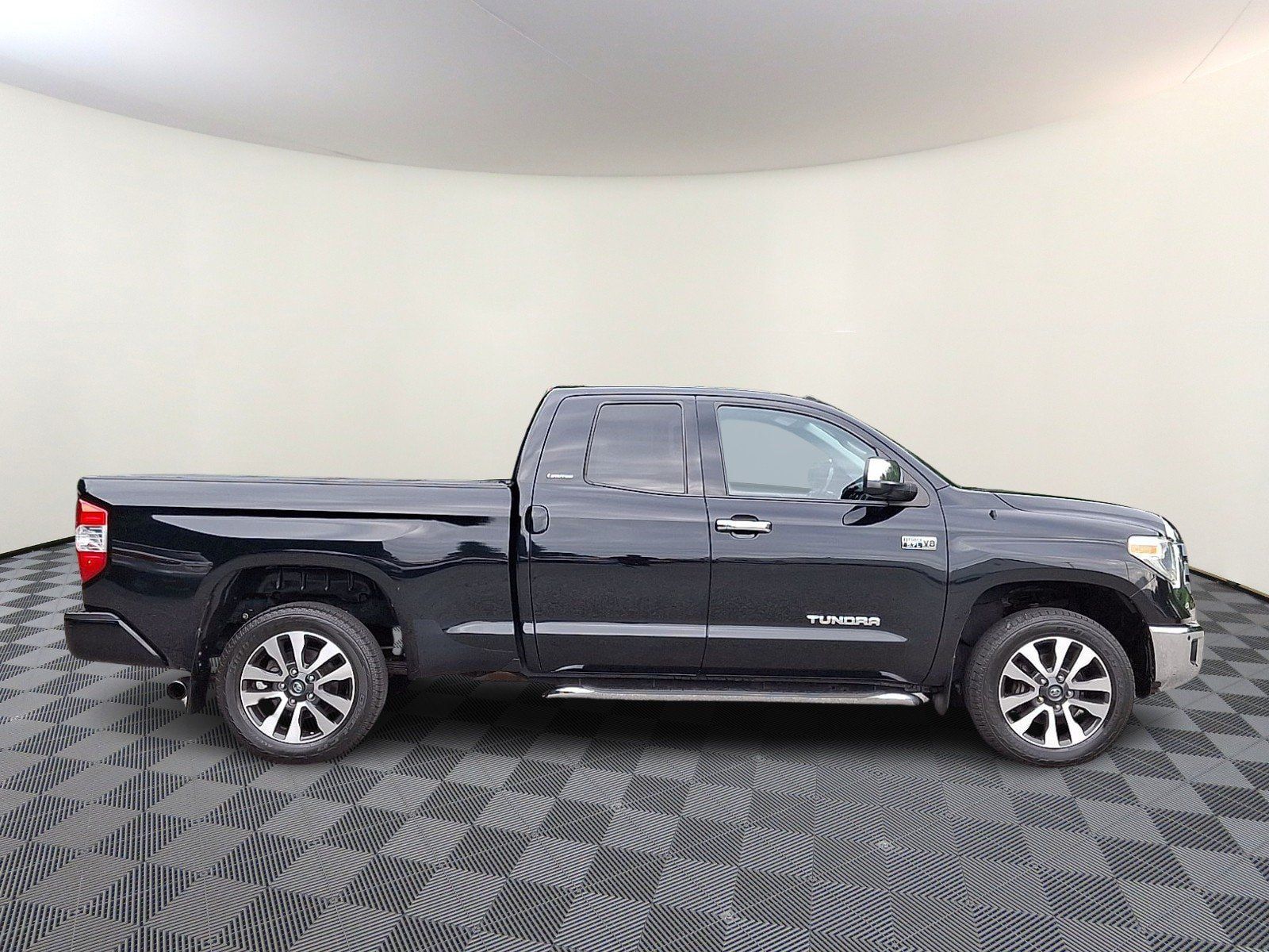 Used 2019 Toyota Tundra Limited w/ Limited Premium Package AWD/4WD image 7