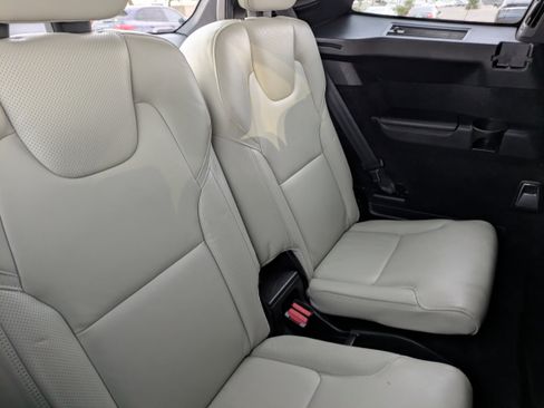 Used 2022 Volvo XC90 T8 R-Design w/ Advanced Package image 15