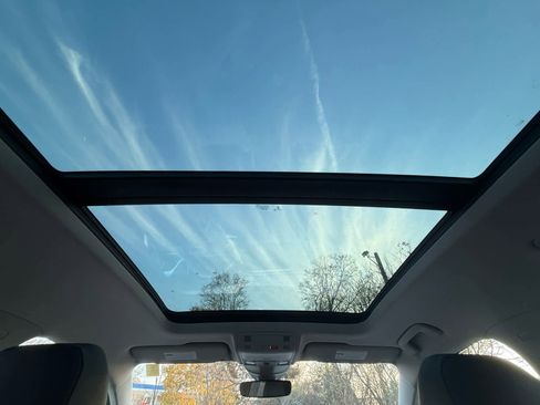 Certified 2025 Volkswagen Taos SE w/ Panoramic Sunroof Package image 26