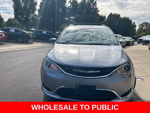 Used 2017 Chrysler Pacifica Touring-L FWD image 3