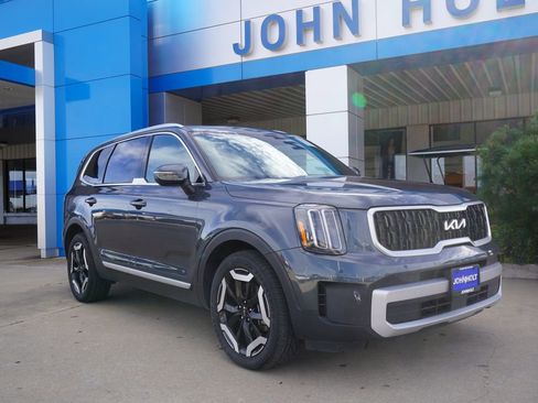 Used 2024 Kia Telluride EX w/ EX Captain's Chair Package image 2
