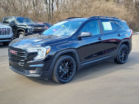 Used 2023 GMC Terrain SLE w/ Driver Convenience Package image 2